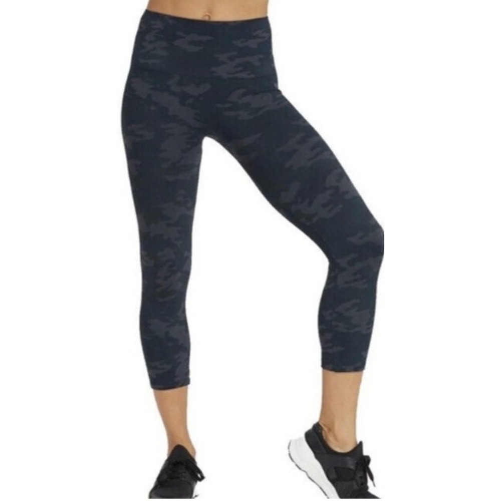 NWT!!‎ SPANX Women's Black Camouflage Capri Leggings Size M